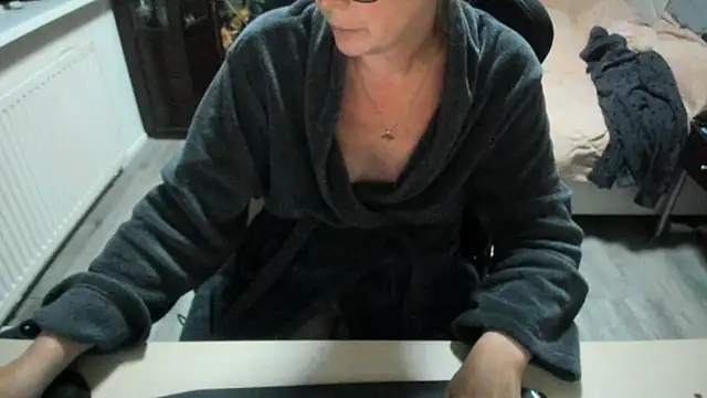 minoesje37 online show from 18, 10, 2025