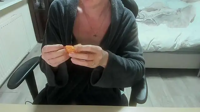 minoesje37 online show from 5, 4, 2026