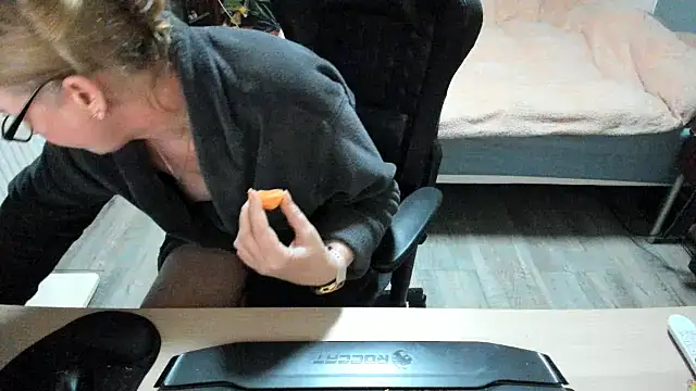 minoesje37 online show from 25, 2, 2025