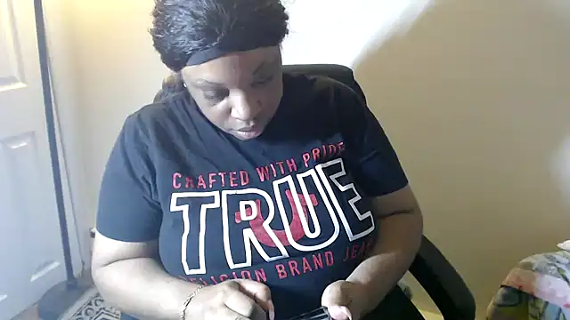 Snapshot of Sexymona1218 chatting on 2, 4, 2026 Sexymona1218 online show from 2, 4, 2026