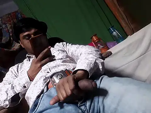 Snapshot of desiboy1101 chatting on 4, 2, 2025 desiboy1101 online show from 4, 2, 2025