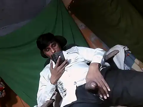 Snapshot of desiboy1101 chatting on 12, 11, 2025 desiboy1101 online show from 12, 11, 2025