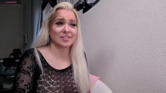 MIA-XXX online show from 5, 4, 2026