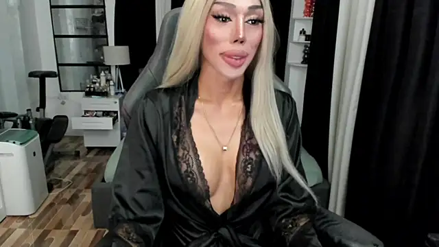 Snapshot of Forever_MissCandace chatting on 4, 5, 2026 Forever MissCandace online show from 4, 5, 2026
