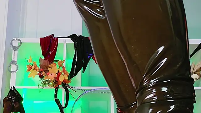 Snapshot of Ella__Kross chatting on 2, 11, 2025 Ella Kross online show from 2, 11, 2025