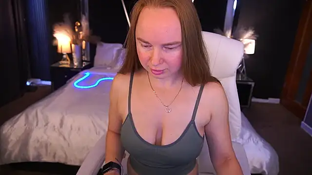 MiaRedFox online show from 7, 10, 2025