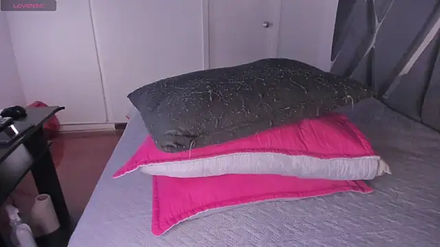 Snapshot of moonsweet1 chatting on 12, 11, 2025 moonsweet1 online show from 12, 11, 2025