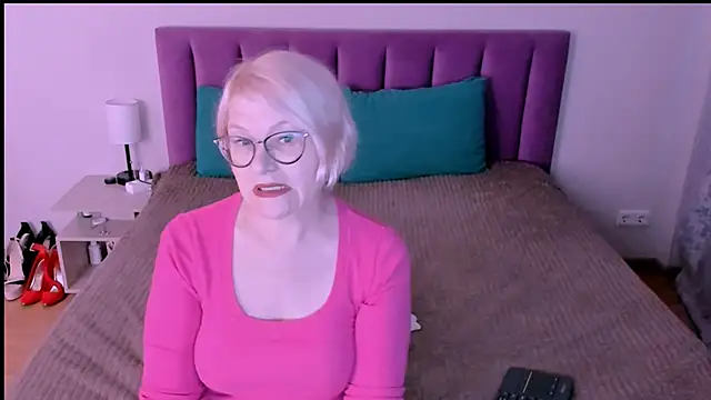 sabrinamacmarren online show from 18, 9, 2025