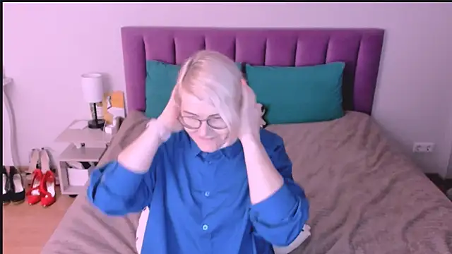 sabrinamacmarren online show from 24, 10, 2025