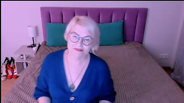 sabrinamacmarren online show from 23, 9, 2025