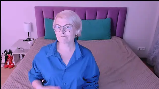 sabrinamacmarren online show from 16, 9, 2025