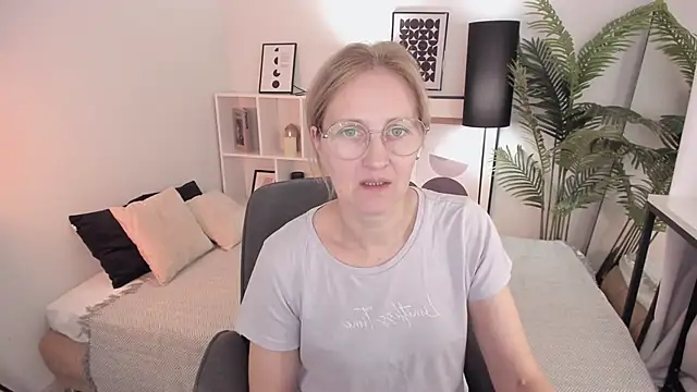 Snapshot of Paris_Cherry chatting on 12, 10, 2025 Paris Cherry online show from 12, 10, 2025