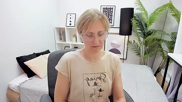 Snapshot of Paris_Cherry chatting on 13, 10, 2025 Paris Cherry online show from 13, 10, 2025