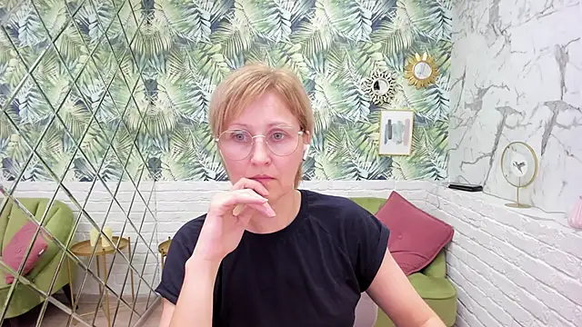 Snapshot of Paris_Cherry chatting on 4, 11, 2025 Paris Cherry online show from 4, 11, 2025