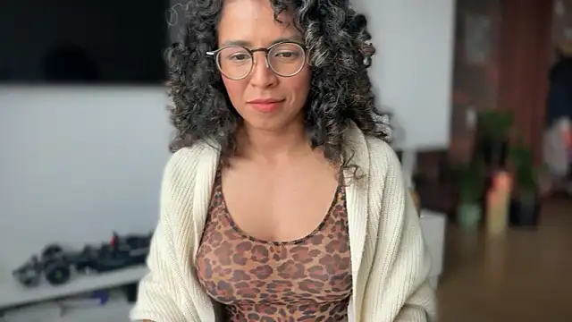 Snapshot of illaroom chatting on 10, 10, 2025 illaroom online show from 10, 10, 2025