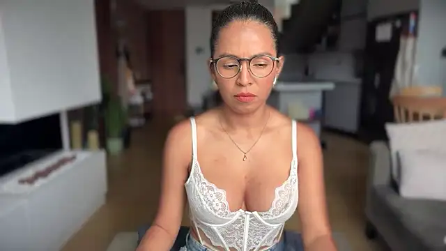 Snapshot of illaroom chatting on 11, 11, 2025 illaroom online show from 11, 11, 2025