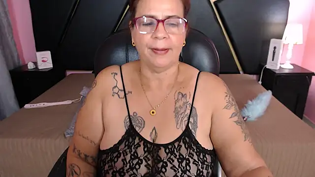 Snapshot of laura_riley chatting on 9, 2, 2025 laura riley online show from 9, 2, 2025