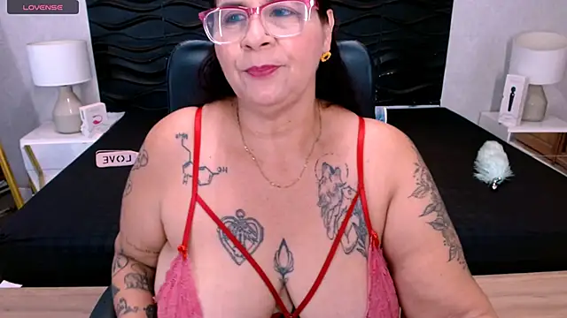 Snapshot of laura_riley chatting on 23, 9, 2025 laura riley online show from 23, 9, 2025