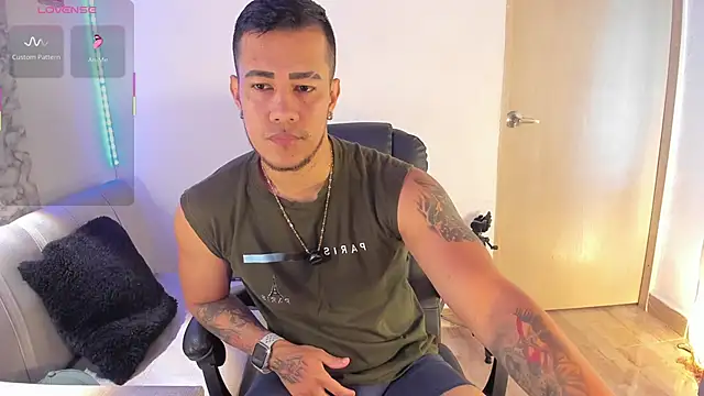 Snapshot of CRAZYBOYLOVE chatting on 4, 2, 2026 CRAZYBOYLOVE online show from 4, 2, 2026