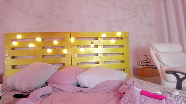 Snapshot of cristinapuerta_ chatting on 23, 11, 2025 cristinapuerta online show from 23, 11, 2025