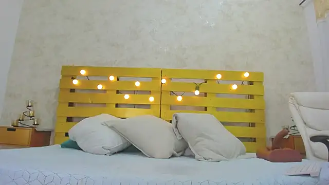 Snapshot of cristinapuerta_ chatting on 14, 11, 2025 cristinapuerta online show from 14, 11, 2025