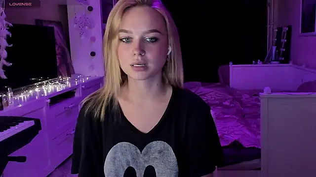 MaryDreaminess online show from 6, 3, 2025