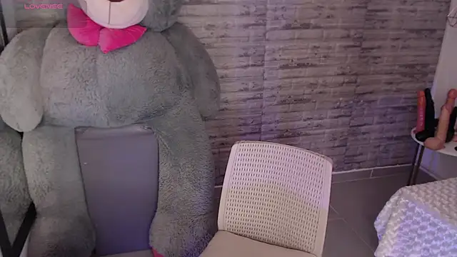 TinnaCobb online show from 4, 4, 2026