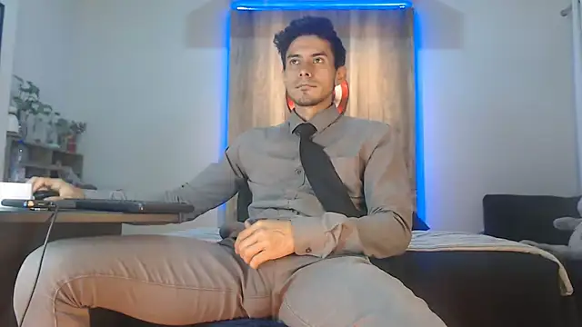 Snapshot of Andrew_4_ chatting on 28, 11, 2025 Andrew 4 online show from 28, 11, 2025