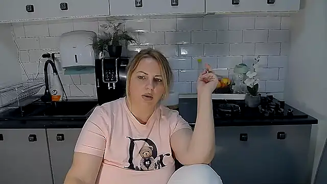 erikaerika online show from 8, 10, 2025