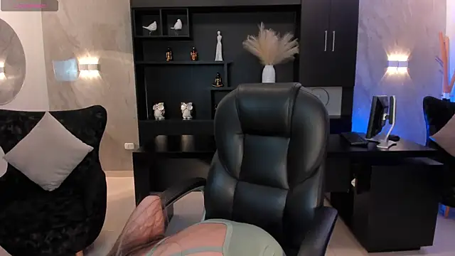 AmyDavis  online show from 12, 1, 2025