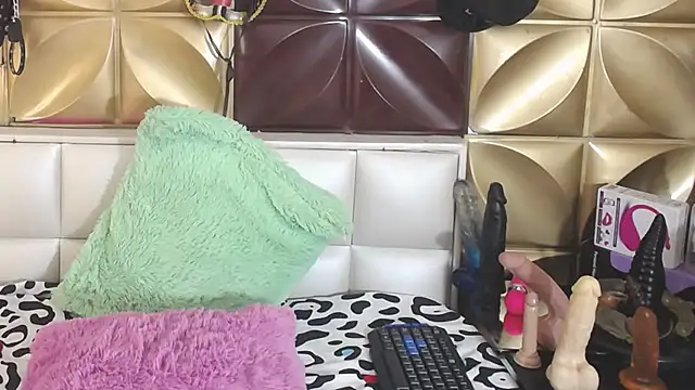 VIKY HOTT online show from 1, 2, 2025