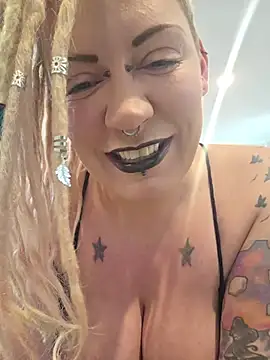 Snapshot of PinkTheHawk chatting on 5, 7, 2026 PinkTheHawk online show from 5, 7, 2026
