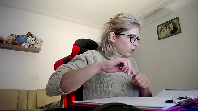 Snapshot of SexxyLety chatting on 8, 10, 2025 SexxyLety online show from 8, 10, 2025