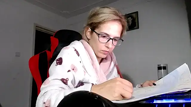 Snapshot of SexxyLety chatting on 25, 9, 2025 SexxyLety online show from 25, 9, 2025