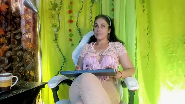 Snapshot of girasol_walton chatting on 16, 6, 2026 girasol walton online show from 16, 6, 2026