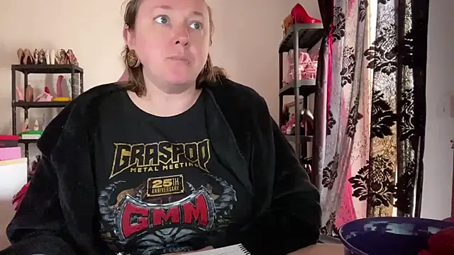 kisicaxx online show from 12, 4, 2026