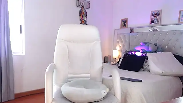 hollythomson online show from 16, 2, 2025