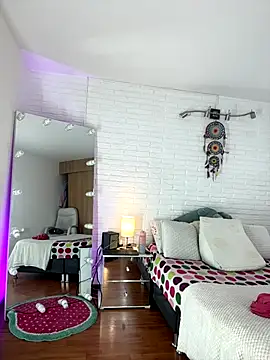 hollythomson online show from 3, 10, 2025