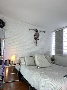 hollythomson online show from 30, 10, 2025