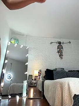 hollythomson online show from 14, 1, 2026