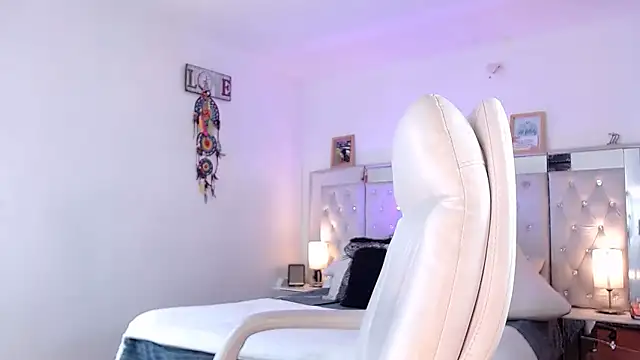 hollythomson online show from 3, 3, 2025