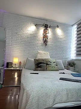 hollythomson online show from 6, 2, 2026