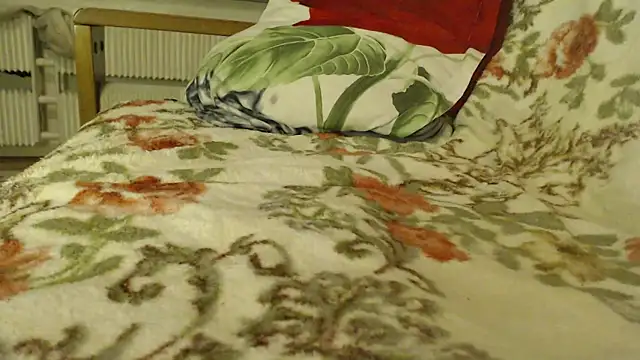 Snapshot of larawet chatting on 8, 1, 2025 larawet online show from 8, 1, 2025