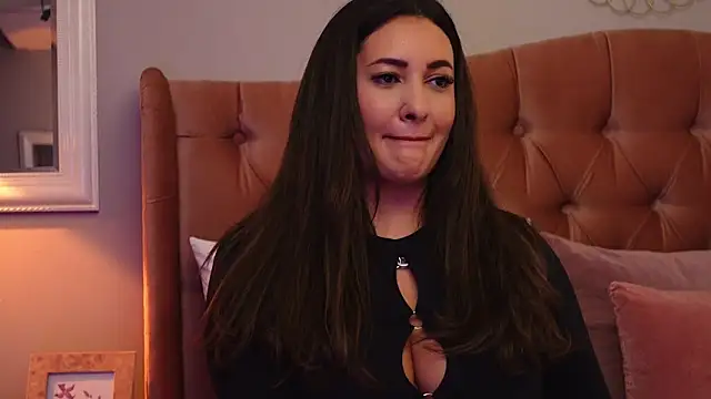 Snapshot of YaaraCollins chatting on 18, 10, 2025 YaaraCollins online show from 18, 10, 2025