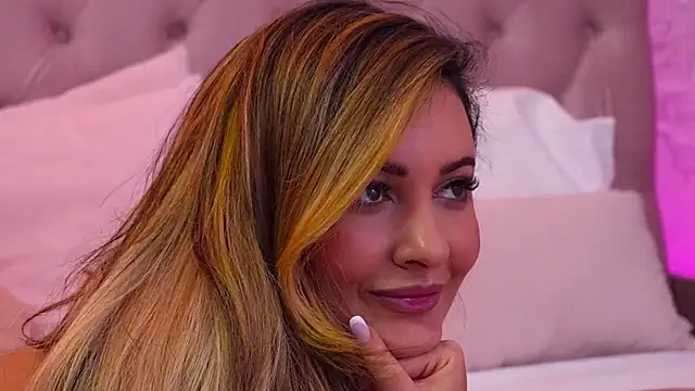 Snapshot of YaaraCollins chatting on 13, 12, 2025 YaaraCollins online show from 13, 12, 2025