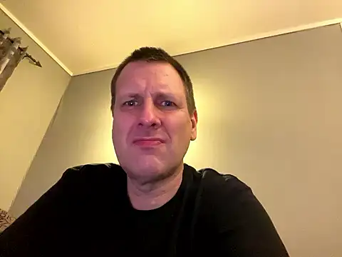 Snapshot of HuddledRemote chatting on 8, 3, 2025 HuddledRemote online show from 8, 3, 2025