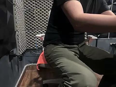 Snapshot of TheSantis chatting on 12, 9, 2025 TheSantis online show from 12, 9, 2025