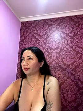 Snapshot of juliana_diaz chatting on 28, 11, 2025 juliana diaz online show from 28, 11, 2025