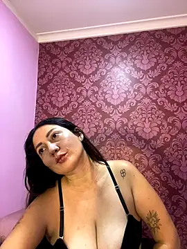 Snapshot of juliana_diaz chatting on 8, 11, 2025 juliana diaz online show from 8, 11, 2025