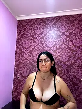 Snapshot of juliana_diaz chatting on 18, 11, 2025 juliana diaz online show from 18, 11, 2025